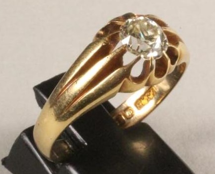 A GENTLEMAN'S SOLITAIRE DIAMOND RING Image