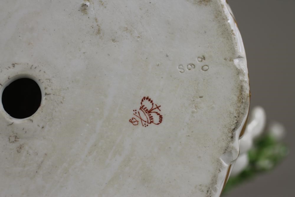 A FRENCH PORCELAIN FIGURE GROUP Image