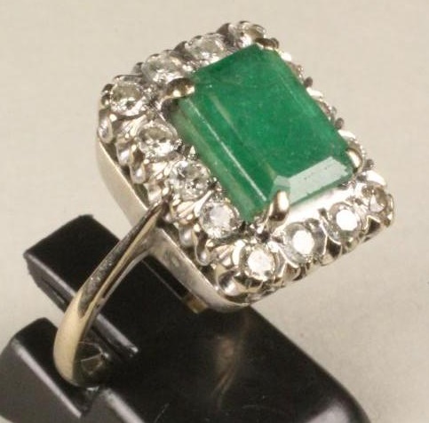 AN EMERALD AND DIAMOND PLAQUE RING Image