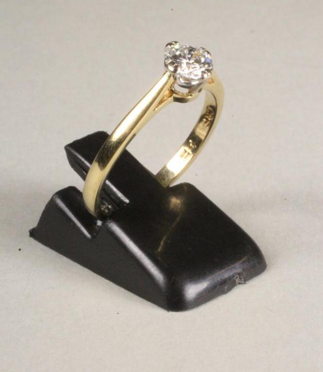 A SOLITAIRE DIAMOND RING Image