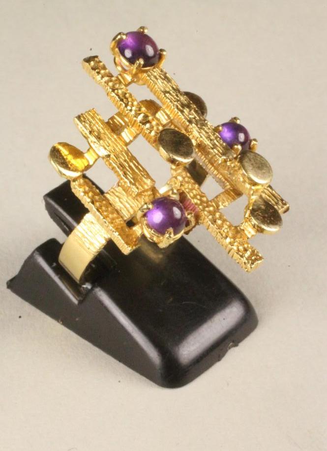 A MODERN 18KT GOLD DRESS RING Image