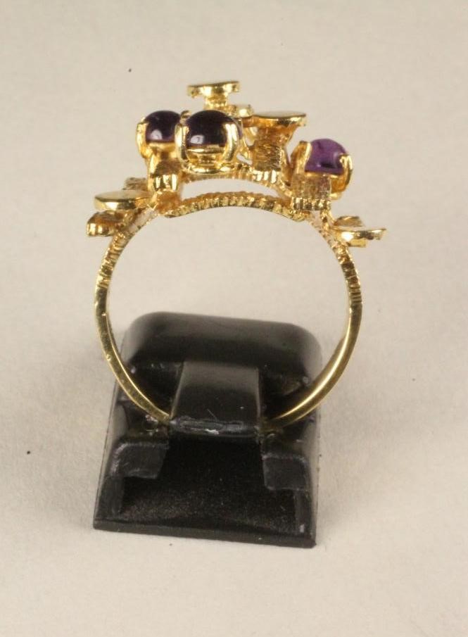 A MODERN 18KT GOLD DRESS RING Image
