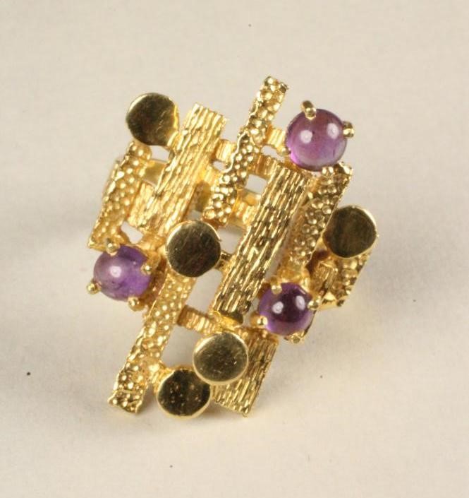 A MODERN 18KT GOLD DRESS RING Image