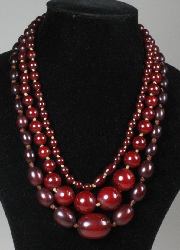A SINGLE STRING OF AMBER BEADS Image