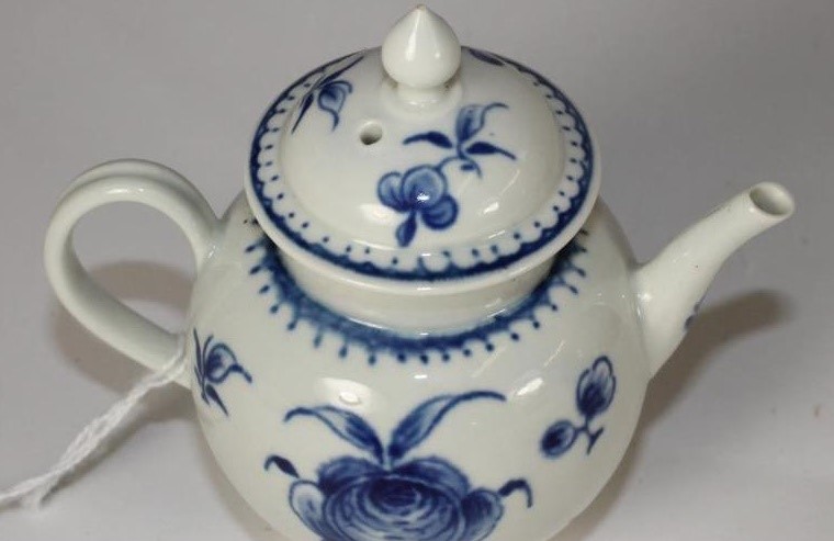 A FIRST PERIOD WORCESTER PORCELAIN MINIATURE PART TEA SERVICE Image