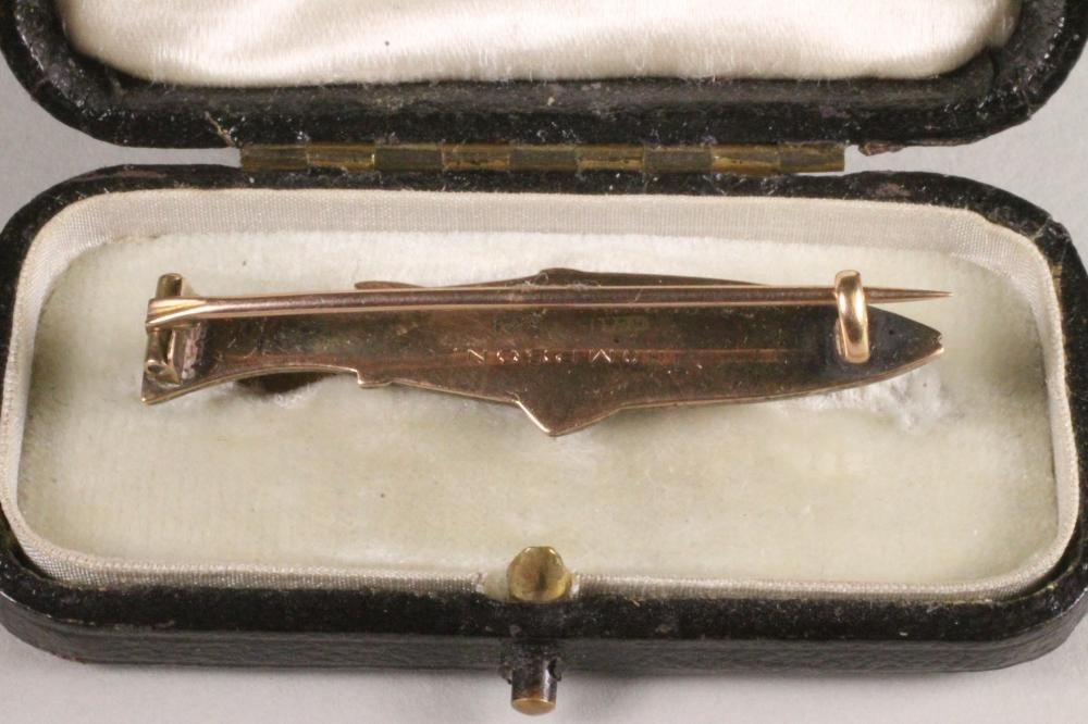 AN EDWARDIAN 15CT GOLD AND COLOURED ENAMEL BROOCH modelled as a trout Image