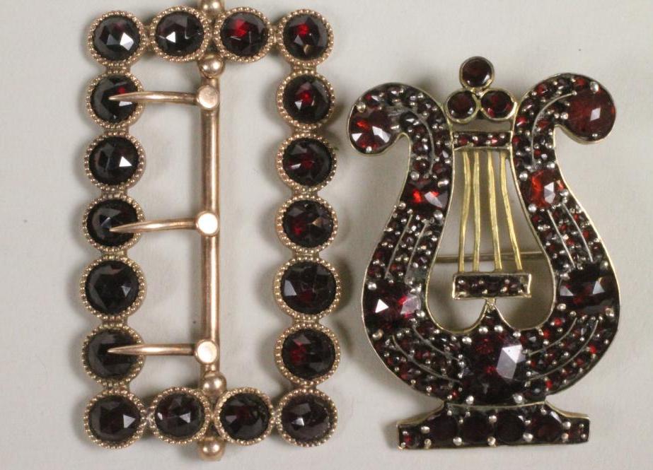 A GEORGIAN GARNET SET BUCKLE Image