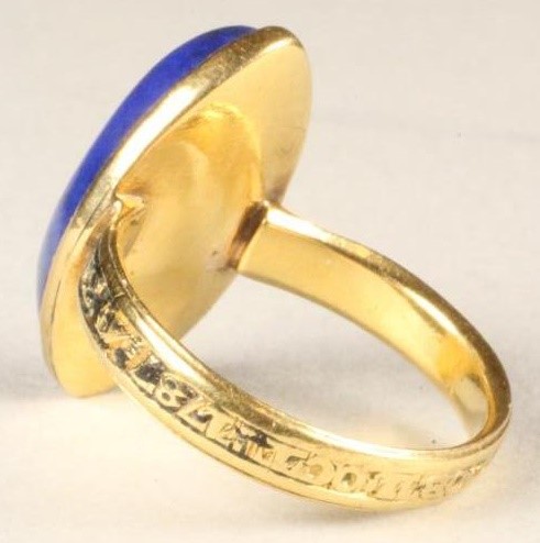 A LATE GEORGE III GOLD MOURNING RING Image