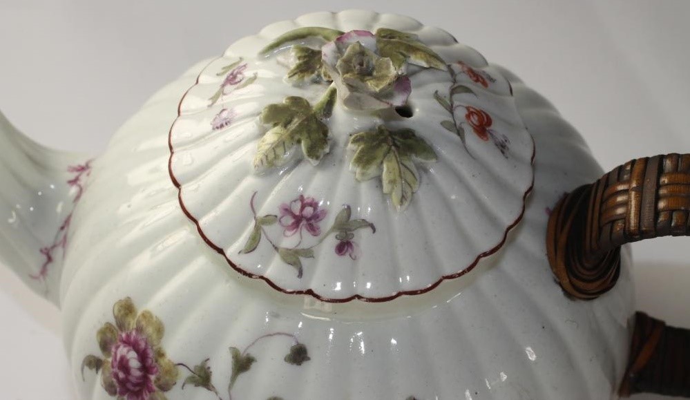 A CHELSEA PORCELAIN TEAPOT AND COVER Image