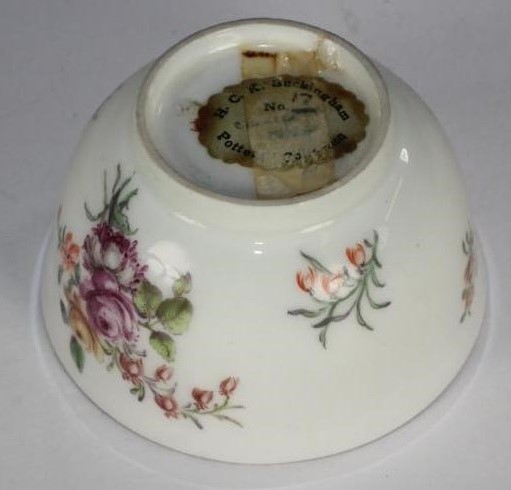 A CHELSEA PORCELAIN TEAPOT AND COVER Image