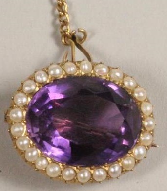 AN AMETHYST BROOCH Image