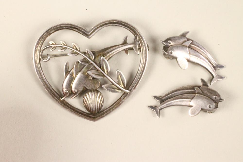 A GEORG JENSEN SILVER BROOCH AND MATCHING EARRINGS Image