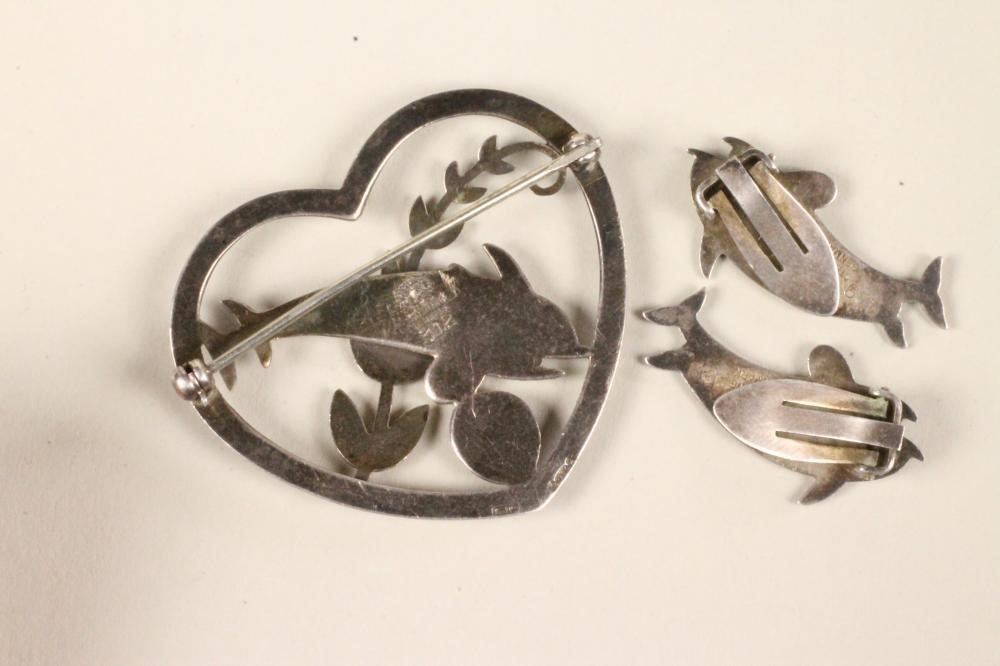 A GEORG JENSEN SILVER BROOCH AND MATCHING EARRINGS Image
