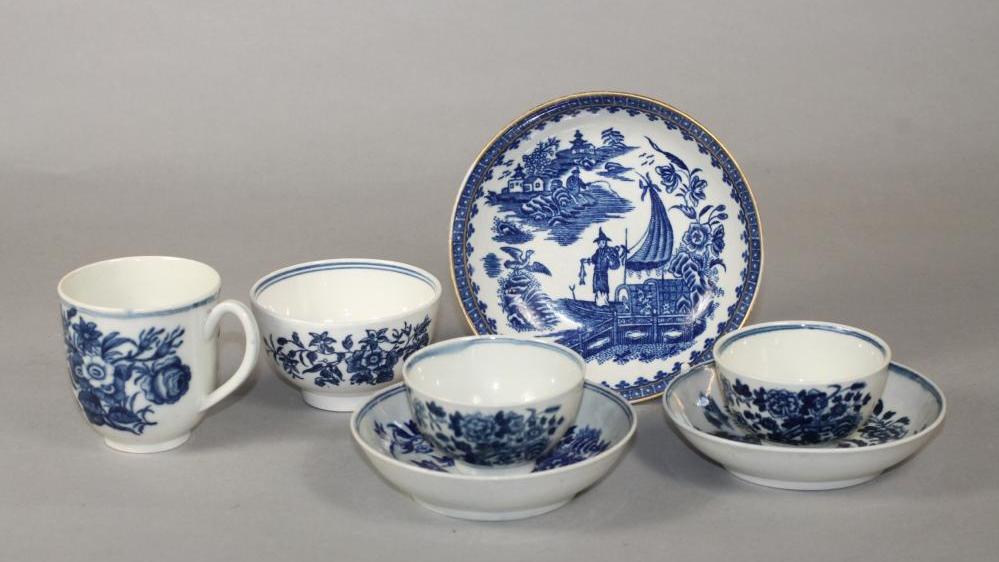 A COLLECTION OF 18TH CENTURY ENGLISH BLUE AND WHITE PORCELAIN comprising two Worcester "Fence" Image
