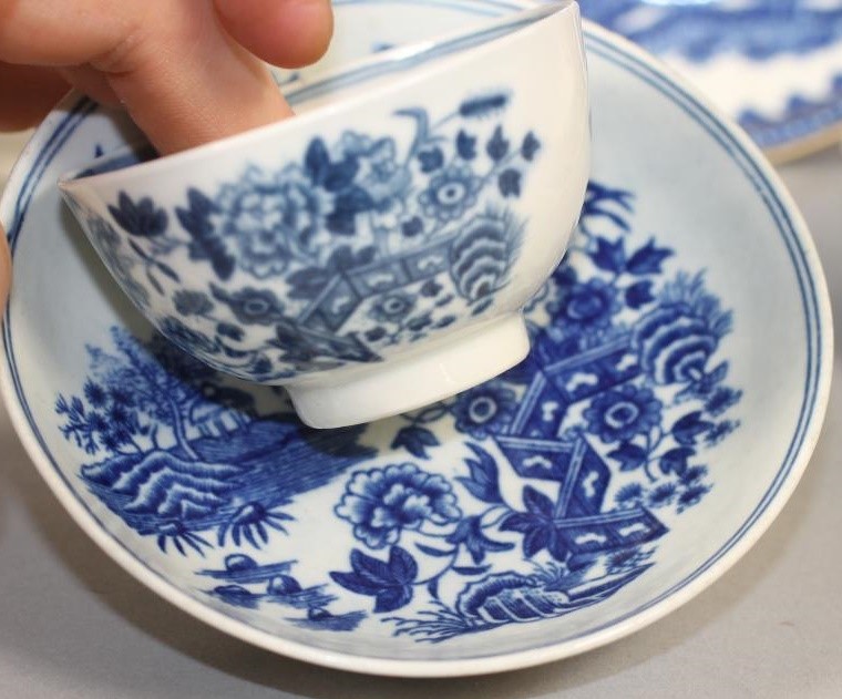 A COLLECTION OF 18TH CENTURY ENGLISH BLUE AND WHITE PORCELAIN comprising two Worcester "Fence" Image