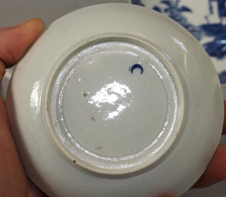 A COLLECTION OF 18TH CENTURY ENGLISH BLUE AND WHITE PORCELAIN comprising two Worcester "Fence" Image