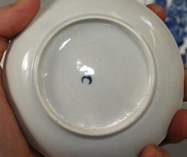 A COLLECTION OF 18TH CENTURY ENGLISH BLUE AND WHITE PORCELAIN comprising two Worcester "Fence" Image