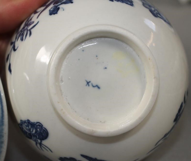 A COLLECTION OF 18TH CENTURY ENGLISH BLUE AND WHITE PORCELAIN comprising two Worcester "Fence" Image