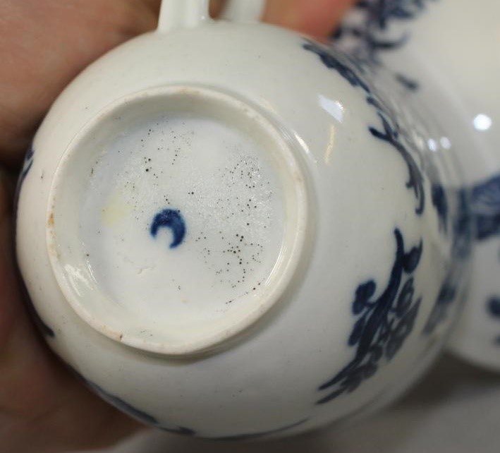 A COLLECTION OF 18TH CENTURY ENGLISH BLUE AND WHITE PORCELAIN comprising two Worcester "Fence" Image