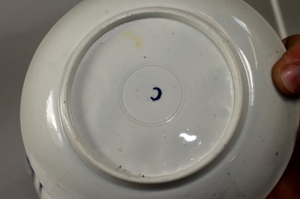 A COLLECTION OF 18TH CENTURY ENGLISH BLUE AND WHITE PORCELAIN comprising two Worcester "Fence" Image