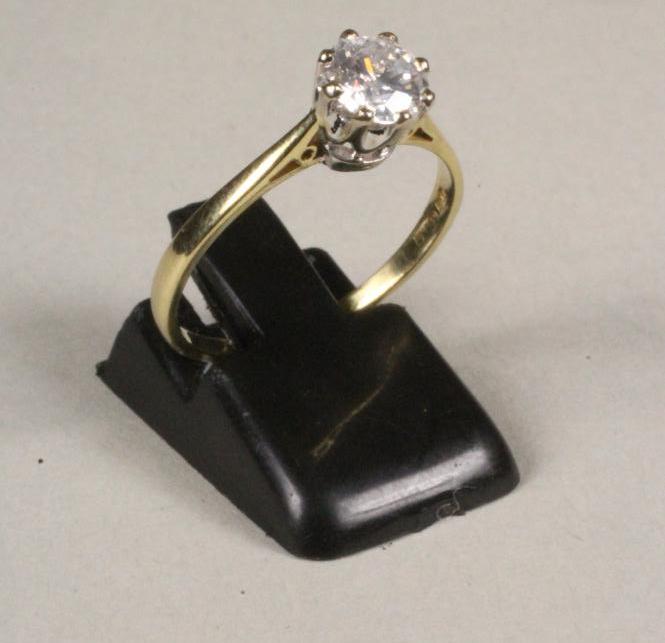 A SOLITAIRE DIAMOND RING Image