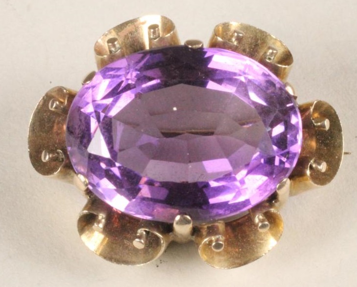 A VICTORIAN AMETHYST BROOCH Image