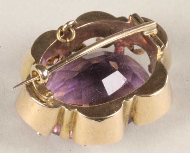 A VICTORIAN AMETHYST BROOCH Image