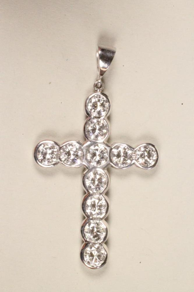 A DIAMOND CROSS PENDANT Image