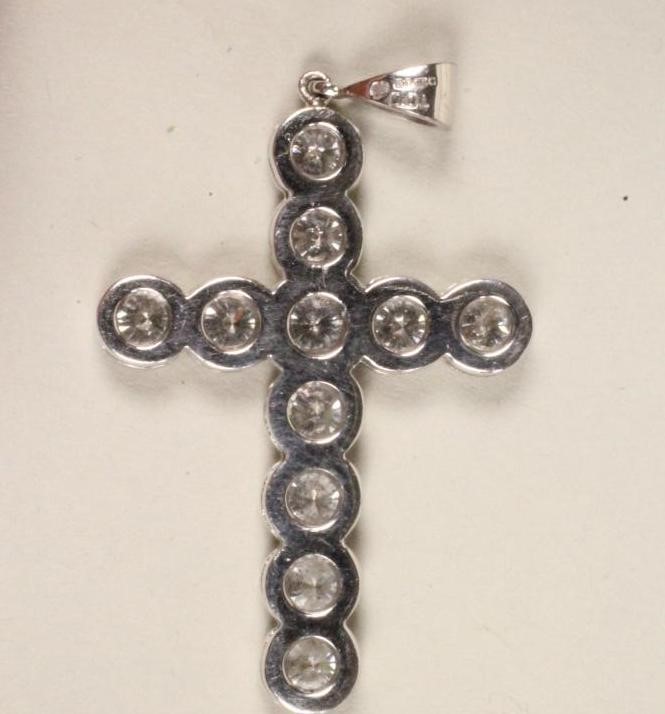 A DIAMOND CROSS PENDANT Image