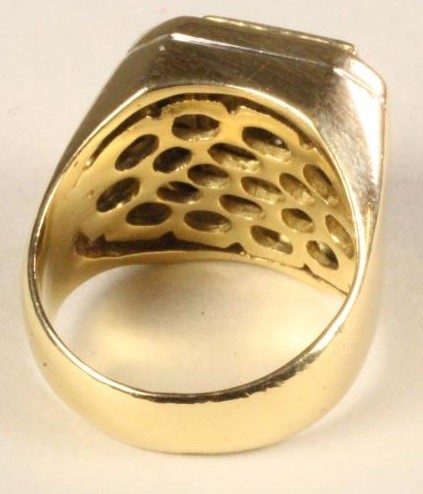 A GENTLEMAN'S DIAMOND PLAQUE RING Image