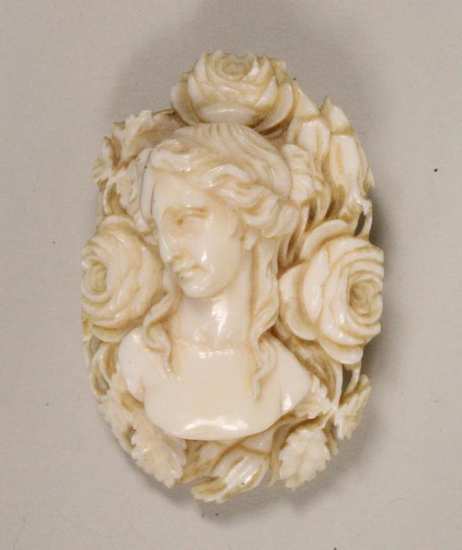 A VICTORIAN IVORY BROOCH Image