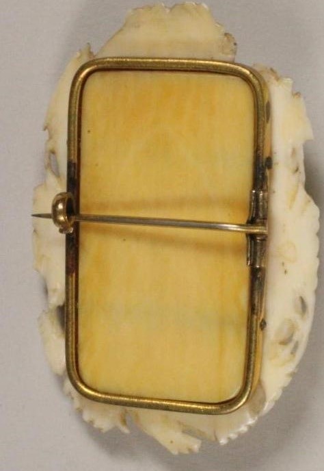 A VICTORIAN IVORY BROOCH Image