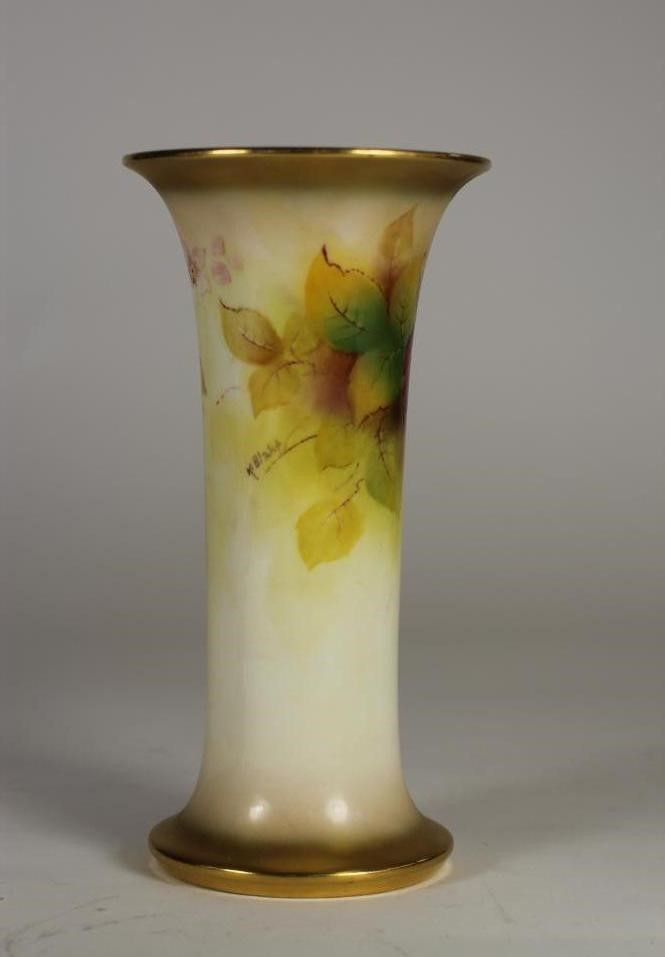 A ROYAL WORCESTER CHINA VASE Image
