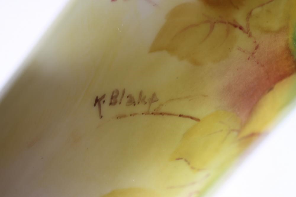 A ROYAL WORCESTER CHINA VASE Image