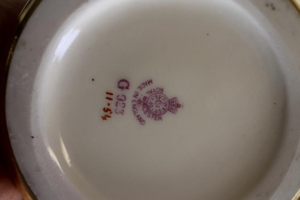 A ROYAL WORCESTER CHINA VASE Image