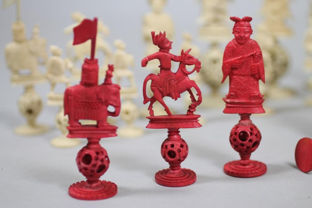 A CHINESE CANTON IVORY CHESS SET Image
