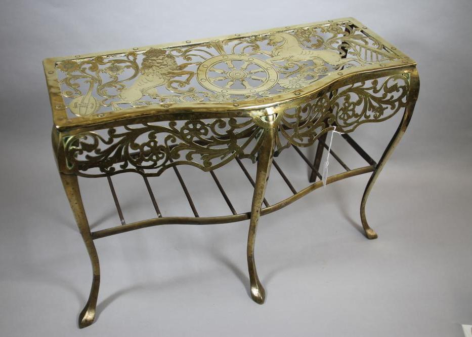 A GEORGIAN BRASS AND IRON FOOTMAN Image