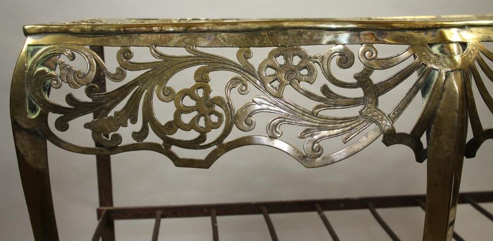 A GEORGIAN BRASS AND IRON FOOTMAN Image