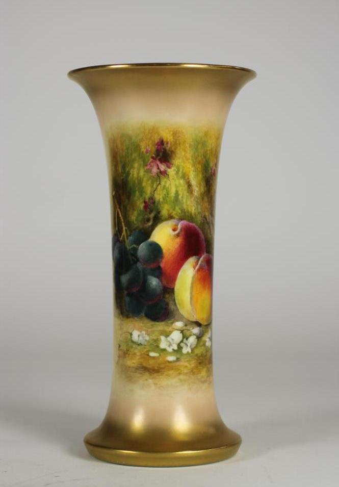 A ROYAL WORCESTER CHINA VASE Image