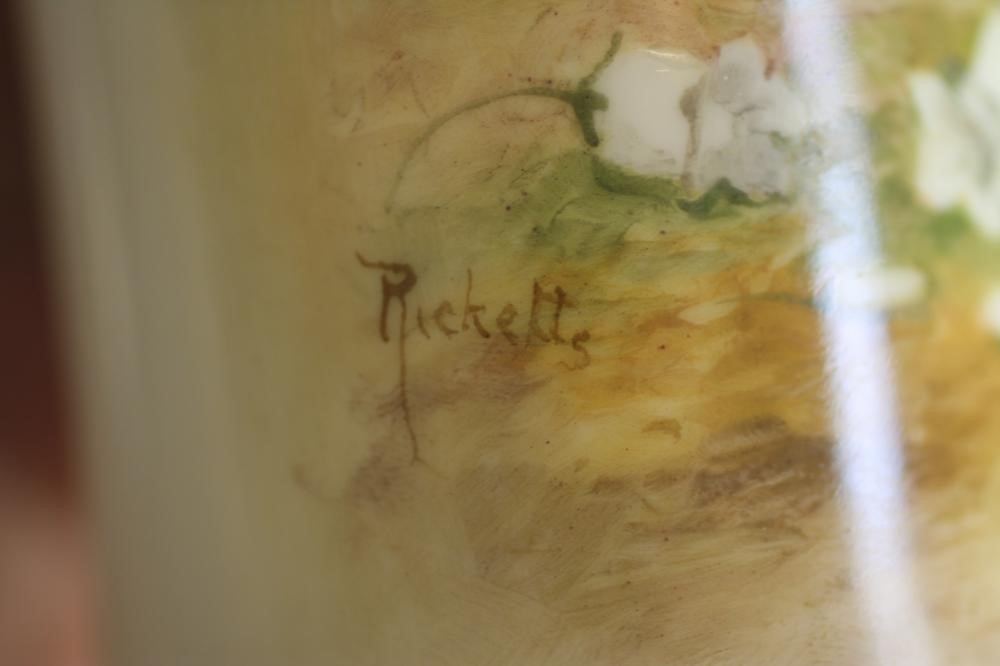 A ROYAL WORCESTER CHINA VASE Image