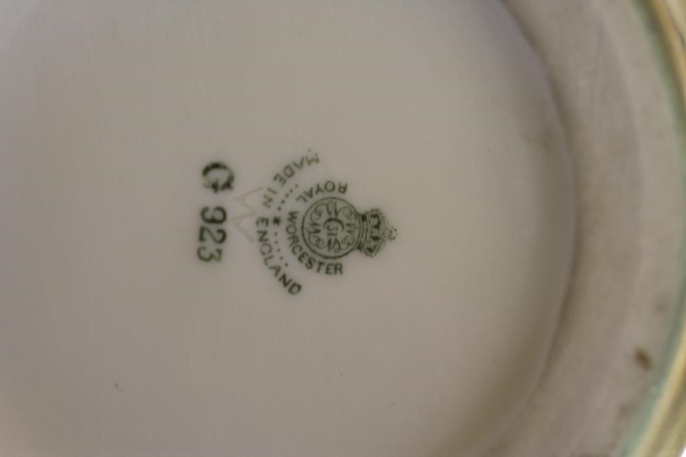 A ROYAL WORCESTER CHINA VASE Image