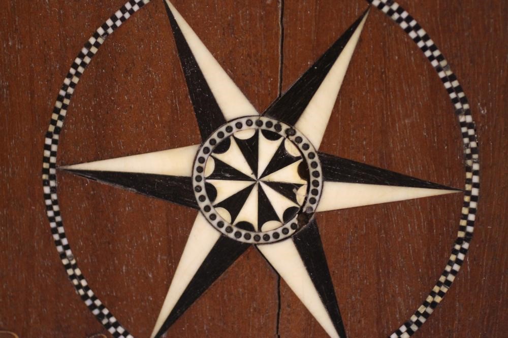 A TRAVELLING CASE/BACKGAMMON BOARD Image