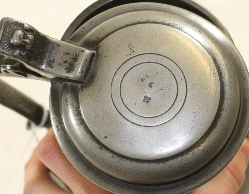 A GEORGIAN PEWTER FLAGON Image