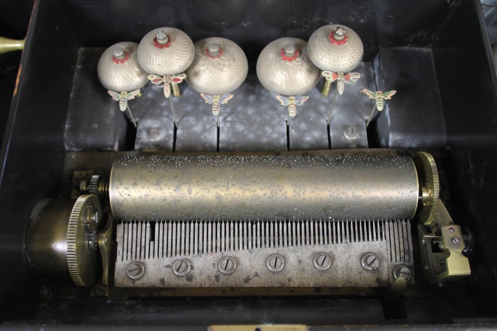 A SWISS MUSICAL BOX Image