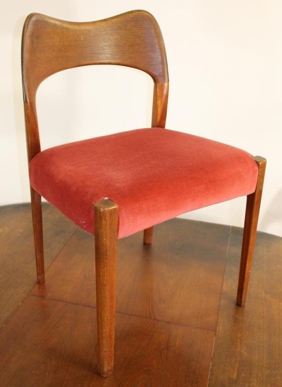 AN ARNE HOVMAND-OLSEN DESIGN SET OF SIX TEAK DINING CHAIRS Image