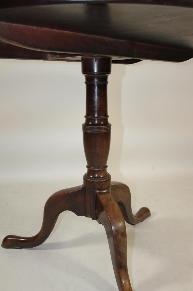 A GEORGIAN MAHOGANY TRIPOD TABLE Image
