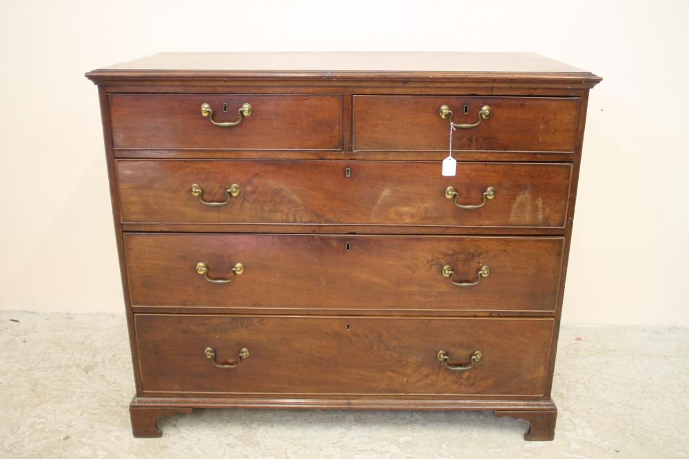 A GEORGIAN MAHOGANY CHEST Image