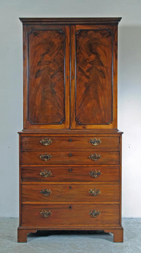 A GEORGIAN MAHOGANY SECRETAIRE CABINET Image