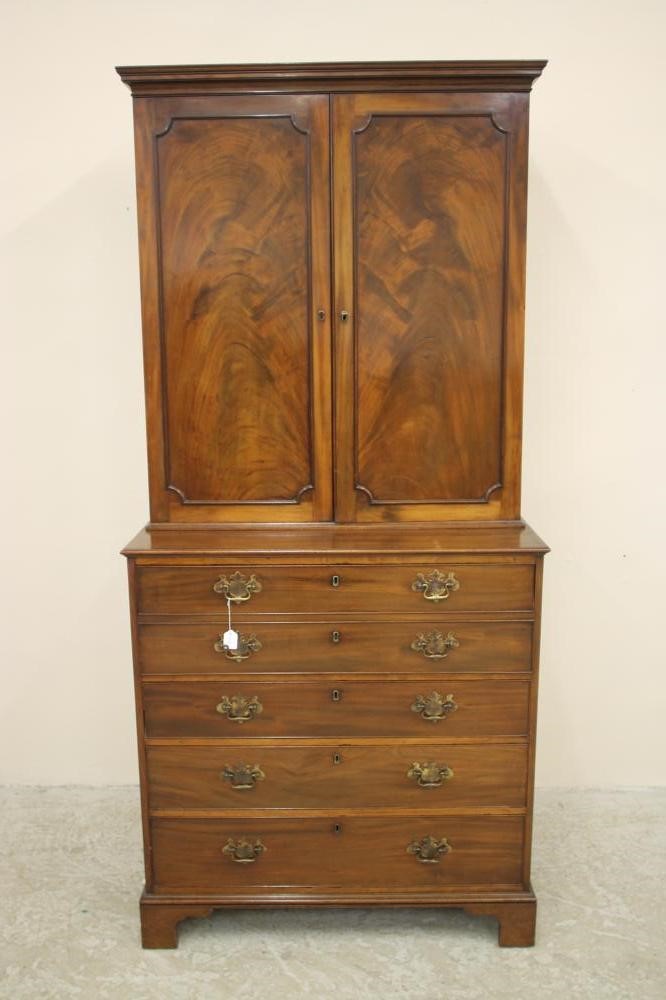 A GEORGIAN MAHOGANY SECRETAIRE CABINET Image