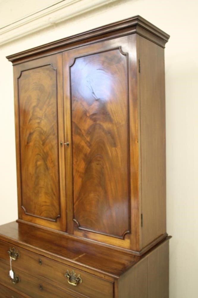 A GEORGIAN MAHOGANY SECRETAIRE CABINET Image